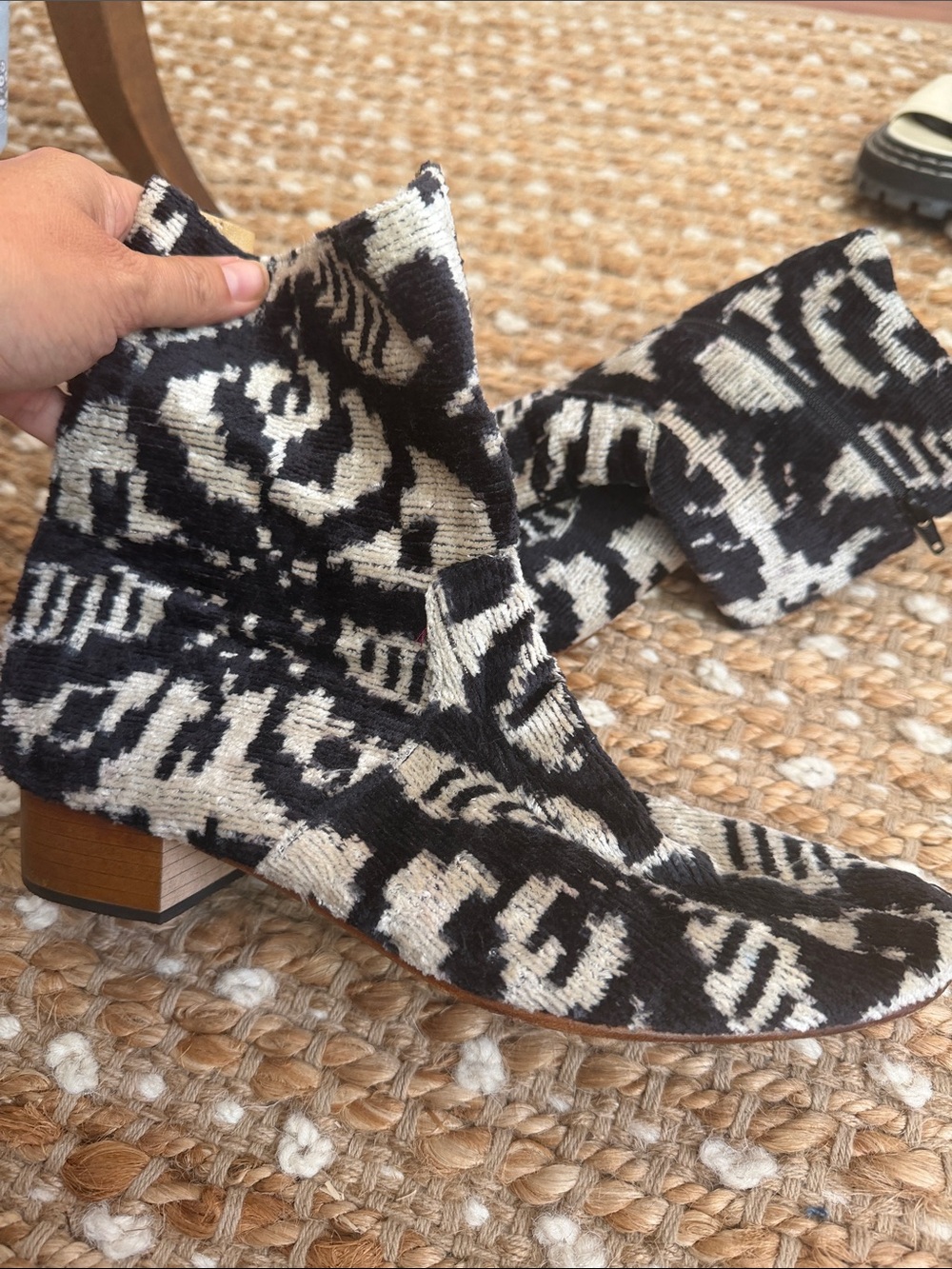 Artemis Design - Black & White Patterned Knit Ankle Boots